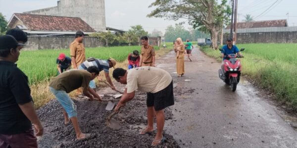 APBD Tidak Baik-Baik, Anggota Dewan Metro Ajak Warga Tambal Jalan Berlubang Di Jalan Nusantara