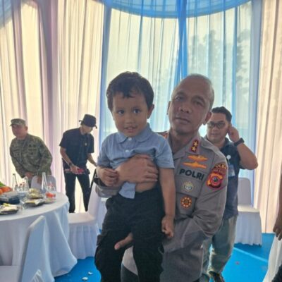 Disaat Panen Raya Ketahanan Pangan Polri Bocah Kecil Ulil Presisi Sangat Akrab Dengan Kapolda Jabar