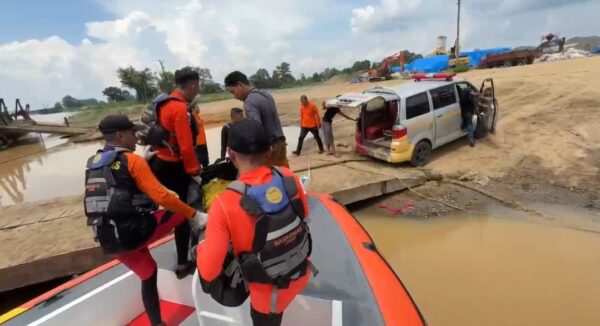 TIGA PEKERJA DIDUGA KERACUNAN DI DALAM PALKA TONGKANG KM TS DAYA NIASO MUARO JAMBI, TIM SAR GABUNGAN DIKERAHKAN MUARO JAMBI