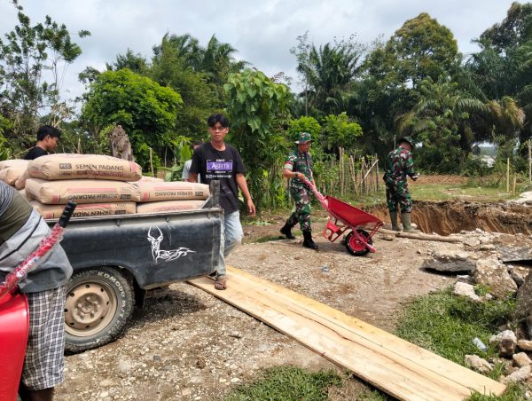 Terus Berjalan Optimal Karya Bakti Skala Besar, Pembangunan Jembatan Gantung di Desa Pulau Aro Oleh Kodim 0420/Sarko