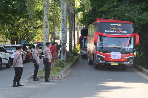 Polres Merangin Kawal Kepulangan Jemaah Haji, 101 Jemaah Disambut Haru di Kantor Bupati