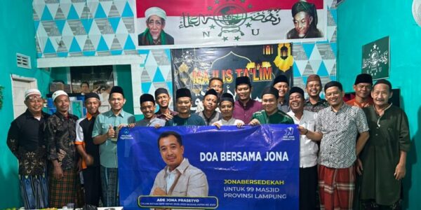 Ade Jona Salurkan Sedekah ke Masjid Nurul Iman dan TPA Pelangi 24 Tejoagung