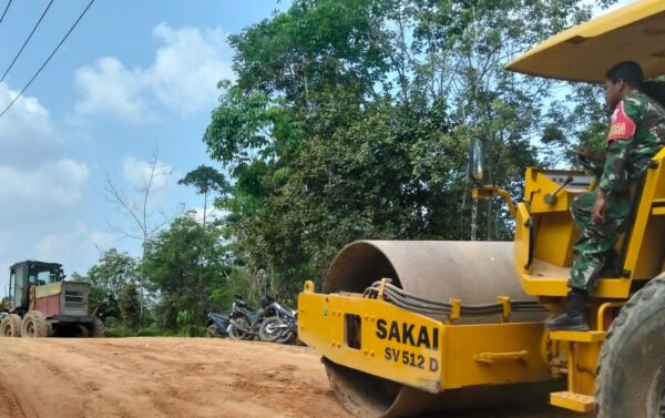 Tahap Demi Tahap Rehab Jalan 1 Kilometer Mulai Terlihat, TNI Terus Dampingi dan Awasi Pekerjaan
