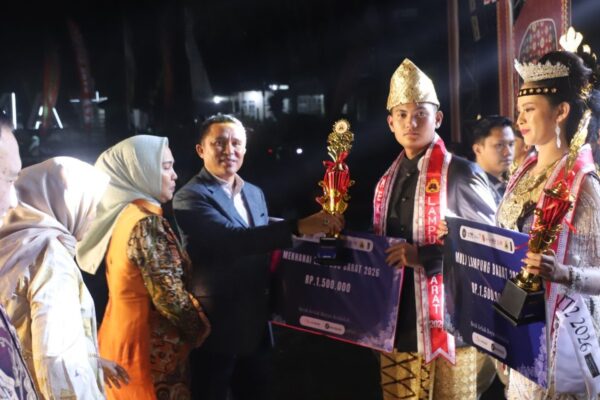 Ribuan Warga Padati Malam Penobatan Muli Mekhanai Lampung Barat 2026, Parosil: Jadilah Duta Budaya dan Pariwisata