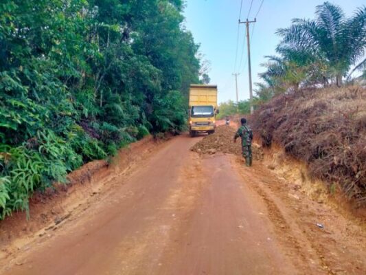 TNI Bersama Masyarakat Wujudkan Jalan Kokoh Melalui Program Karya Bakti Skala Besar