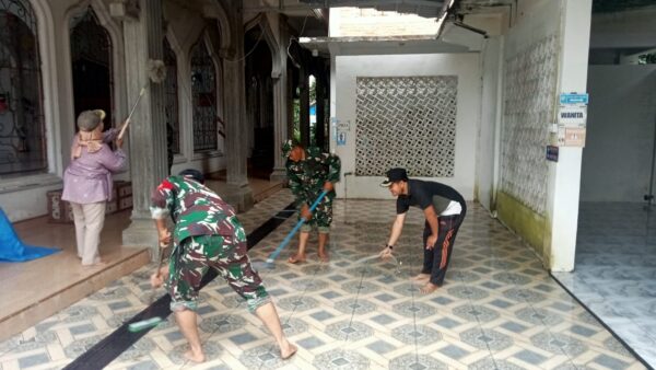 Babinsa Koramil 420-08/Tabir Bersama Warga dan Pemuda Gotong Royong Bersihkan Masjid, Perkuat Kebersamaan di Gading Jaya