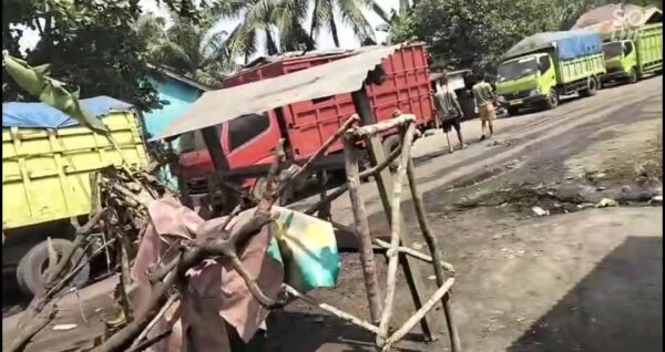 Ribuan Warga Tanjung Pauh KM 39 Blokade Jalur Angkutan Batu Bara, Tuntut Perbaikan Jalan dan Pengendalian Debu