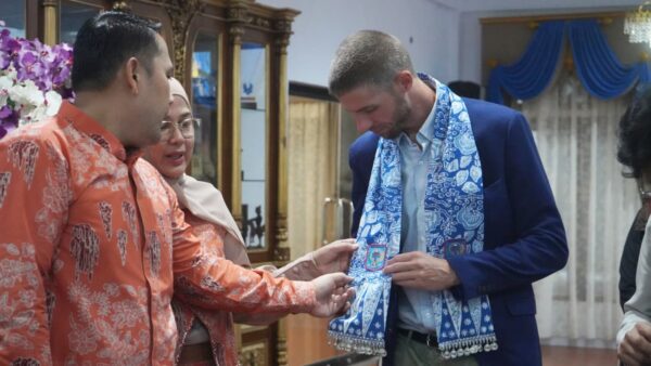 Jamu Tim Evaluator UNESCO, Bupati M. Syukur Hadiahkan Batik Geopark dan Sajikan Kuliner Tradisional