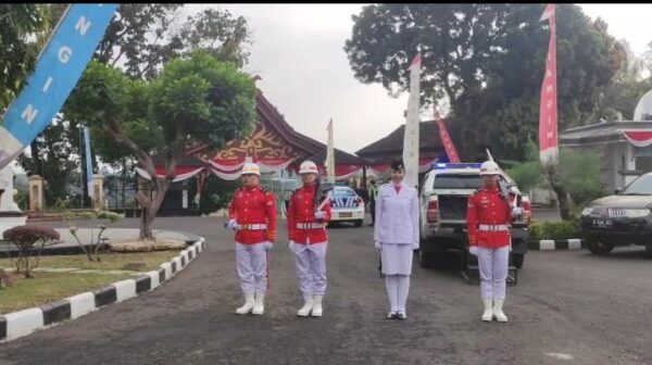 Jelang Detik-Detik Proklamasi Ke-81 RI, Duplikat Bendera Pusaka Diserahkan ke Paskibraka Merangin