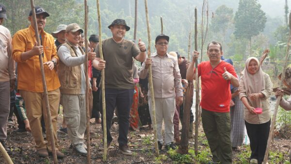 Canda Tawa di Hutan Desa, Bupati M. Syukur Manugal Padi dan Salurkan Bantuan Pertanian