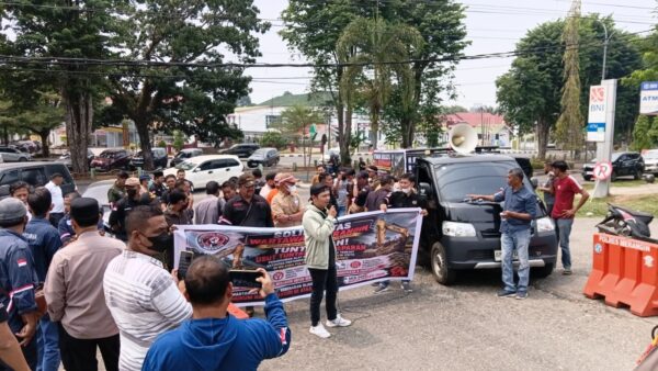 Kapolres Merangin ‘Kabur’ dari Tanggung Jawab? SWM Geruduk Mapolres, Tuntut Transparansi Nasib Dua Excavator PETI