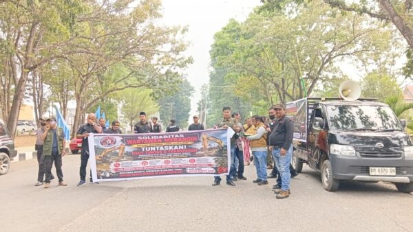 SWM Geruduk Mapolres Merangin, Kecewa Kapolres Tak Temui Massa: “Kami Datang untuk Minta Penjelasan, Bukan Disuruh Pulang”