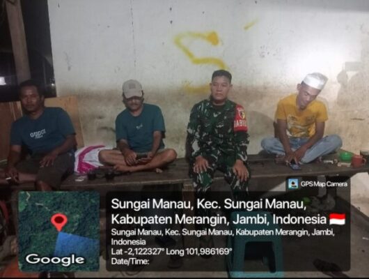 Patroli Malam dan Komsos, Babinsa Koramil Sungai Manau Ajak Warga Jaga Kamtibmas