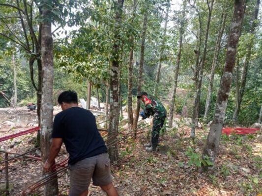 Semangat Gotong Royong Mengiringi Pembangunan Jembatan Gantung di Desa Bukit Berantai