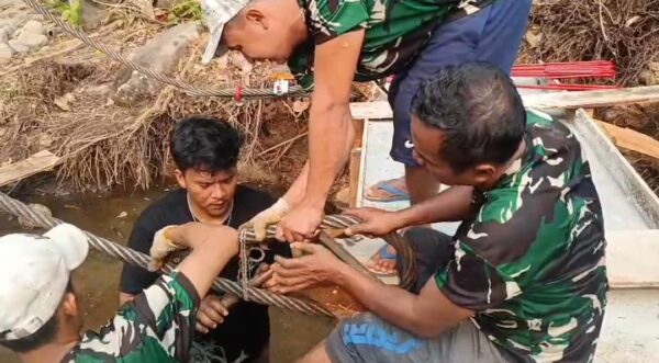 Pembangunan Jembatan Gantung Bukit Berantai Terus Dikebut, Kawat Penyangga Utama Mulai Dipasang