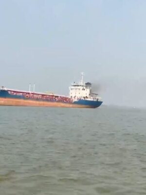 Kapal MT Nurhasanah Lima Terbakar di Perairan Teluk Majelis, Lima Kru Luka Bakar