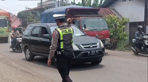 Satlantas Polres Muaro Jambi Gerak Cepat Atasi Kemacetan Akibat Truk Batu Bara Patah As