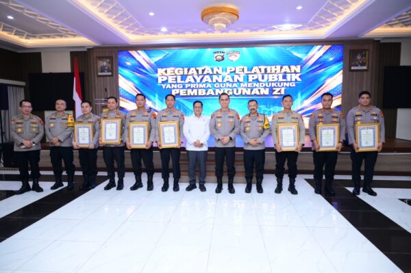 Kapolres Merangin AKBP Kiki Firmansyah Efendi, Terima Piagam Pelayanan Publik Predikat Prima dari Kapolda Jambi