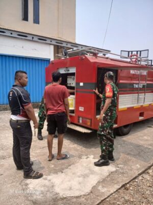 Babinsa Serda Kiki Semangat Salurkan Air Bersih, Warga Pematang Kandis Antusias