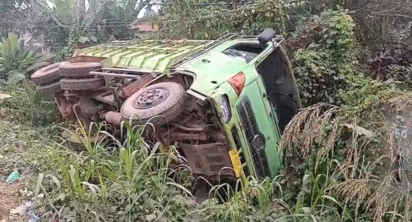 VIRAL! Truk Tronton Rusak Disenggol Kendaraan Sejenis di Muaro Kumpeh, Pagar TPU Desa Hancur dan Retak