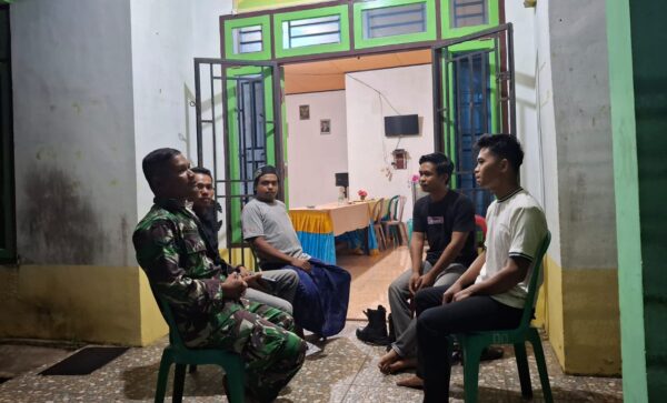 KOMSOS MALAM, BABINSA KORAMIL 420-07/SUNGAI MANAU AJAK WARGA BERSAMA JAGA KAMTIBMAS