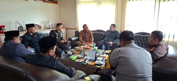 Penuh Keakraban, Bupati M. Syukur dan Hurmin Hadiri Peringatan HUT TNI ke-81  