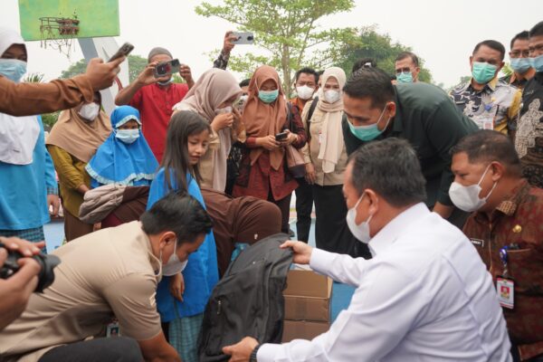 Bupati M. Syukur Dampingi Gubernur Jambi Serahkan Bantuan Pro Jambi Cerdas 2026 