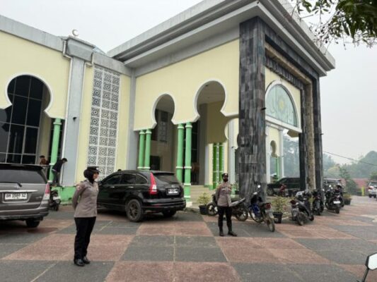 Wujud “Polisi Bersama Masyarakat”, Polwan Polres Merangin Amankan Pelaksanaan Sholat Jumat.