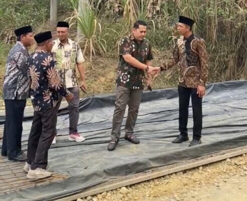 Warga dan Anggota Dewan Apresiasi Bupati M. Syukur Atas Pembangunan Jalan Mampun Baru – Pulau Tujuh