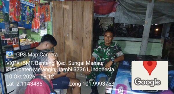 Cegah Gangguan Kamtibmas, Koramil 420-07/Sungai Manau Gelar Patroli Malam dan Komsos Bersama Warga