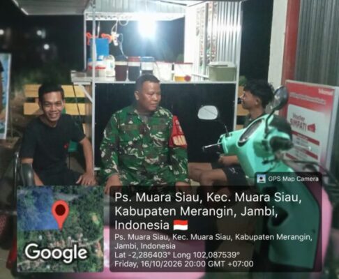Perkuat Keamanan Lingkungan, Koramil 420-06/Muara Siau Gelar Patroli dan Komsos Malam Bersama Warga