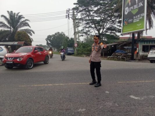 Pagi-Pagi Turun ke Jalan, Kapolres Merangin Dampingi Personel Atur Lalu Lintas dan Ingatkan Keselamatan Pengendara