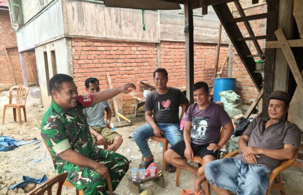 Pererat Kedekatan dengan Warga, Babinsa Serka Napolion Sosialisasikan Informasi Rekrutmen TNI AD di Desa Air Batu