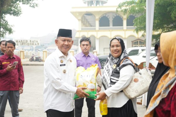 Resmi Dibuka, Wabup A. Khafidh Ajak Warga Manfaatkan Gerakan Pangan Murah