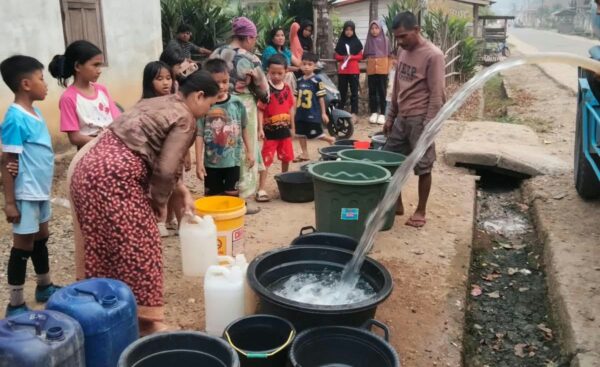 Bupati H M Syukur Bantu Air Bersih ke Warga Terdampak Kekeringan
