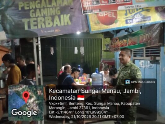 Perkuat Keamanan Lingkungan, Koramil 420-07/Sungai Manau Gelar Patroli dan Komsos Malam Bersama Warga