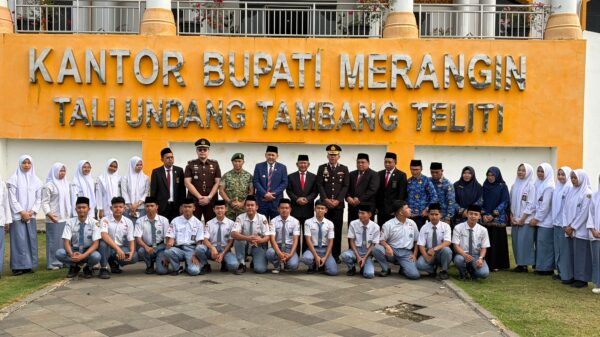 *Kobarkan Semangat Perjuangan, Kapolres Merangin Hadiri Upacara Hari Sumpah Pemuda ke-98 di Kantor Bupati Merangin*